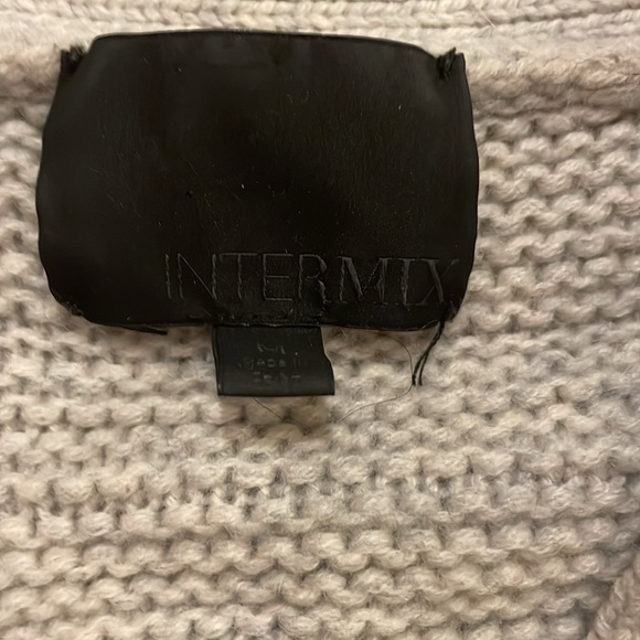 Intermix women’s light grey chunky v-neck wool cashmere sweater size small - Picture 2 of 5